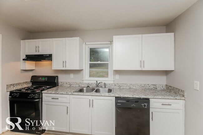 Building Photo - Spacious 3BR 1BA ranch home now available!
