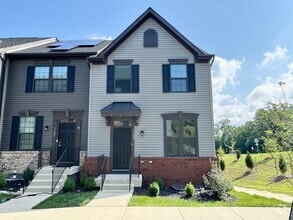 Building Photo - 1100 Spur Ln