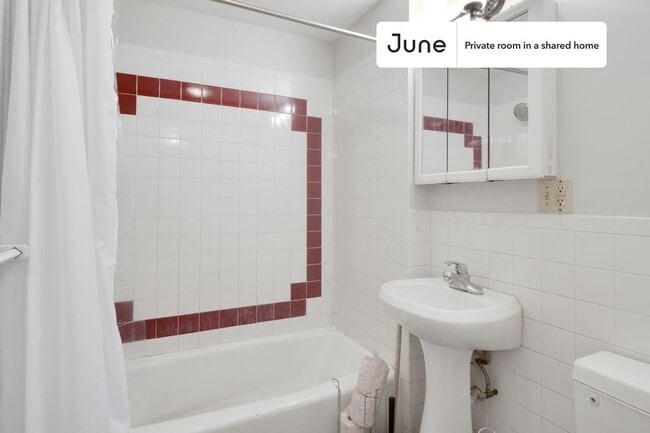 Building Photo - Room in Shared 5 bed/3 bath home