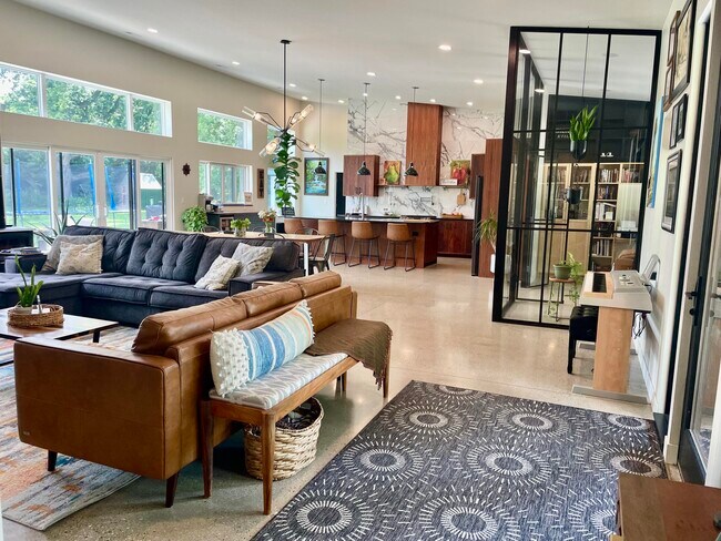 Foto del edificio - N6W30489 Maple Ave