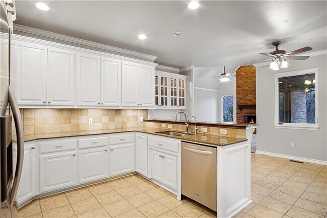 Building Photo - 9417 Forest Dale Dr