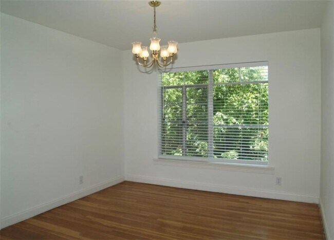 Foto del edificio - 307 E 33rd St