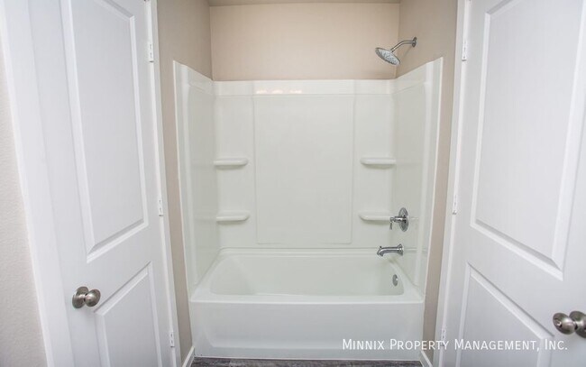 Foto del edificio - 2114 N. Ave. L-B