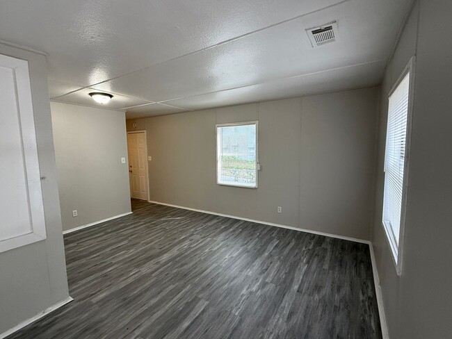 Building Photo - **AVAILABLE NOW**2 bedroom / 1 bathroom Ho...