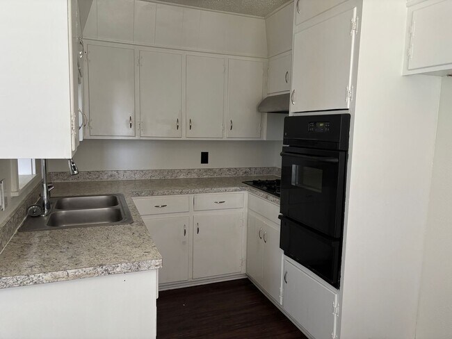 Building Photo - 4/1.5/1 Brick Home in Quiet South Sherman ...