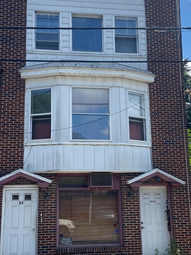 Building Photo - 25 N Railroad St