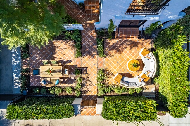 Foto del edificio - 341 N Croft Ave