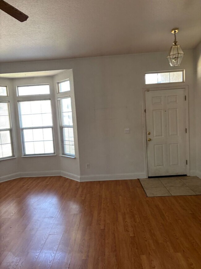 Foto del edificio - 2 WEEKS FREE RENT November Special