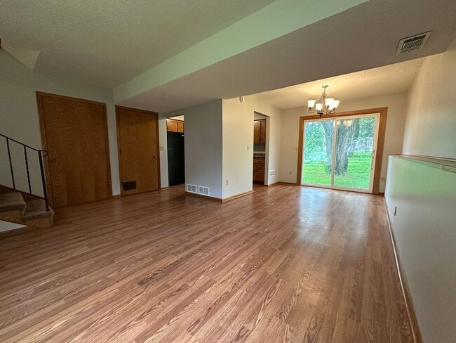 Building Photo - Huge Yard! 2 bd 1 ba 1 car garage plus par...