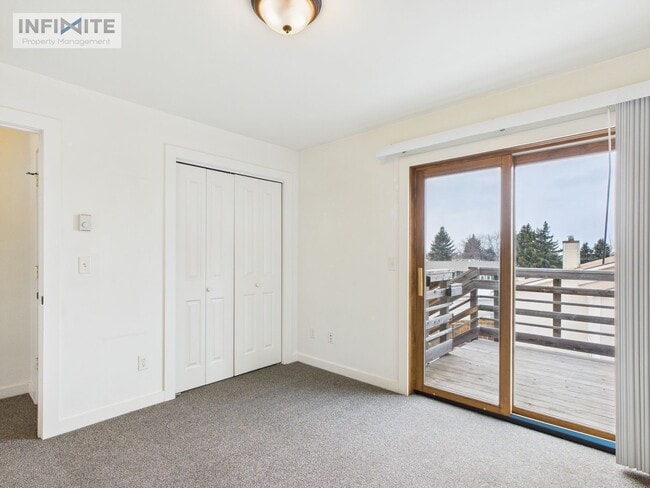 Building Photo - Super Comfy Apartment