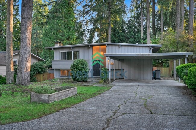 Building Photo - Welcome to this beautifully located 4-bedroom, 2-bath