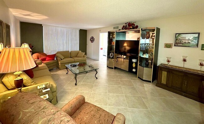 Foto del edificio - 4725 Lucerne Lakes Blvd E