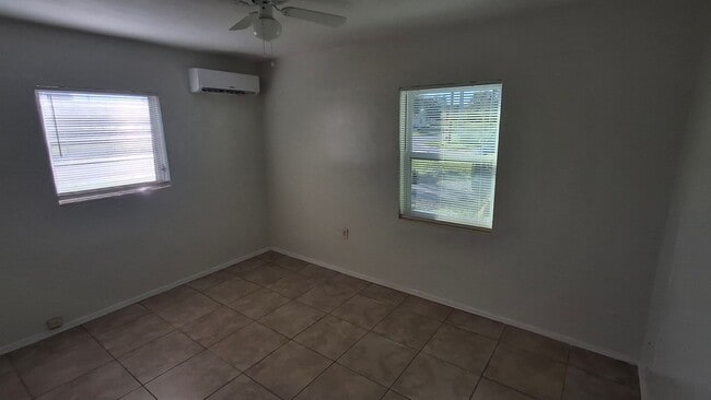 Building Photo - 2/1 - Conveniently Located