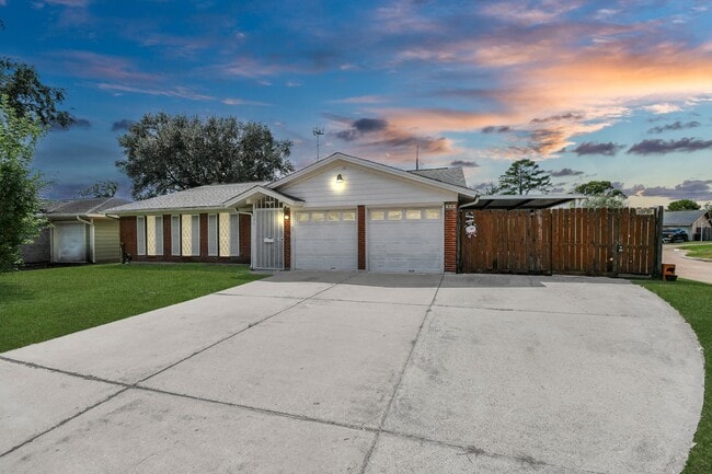 Building Photo - 530 Westshire Dr