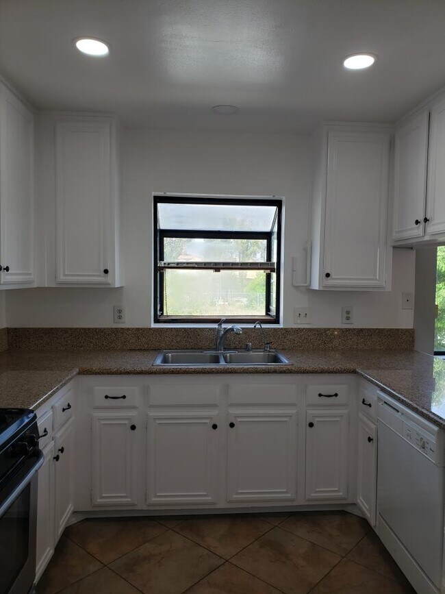 Foto del edificio - 8338 Woodley Pl