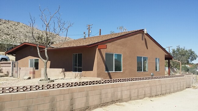 Foto del edificio - 56565 Sunnyslope Dr