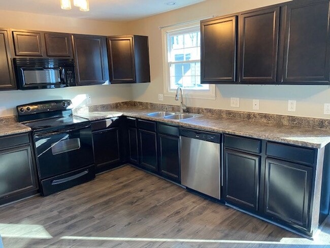 Building Photo - Coming soon! Nice remodeled 2 bedroom dupl...