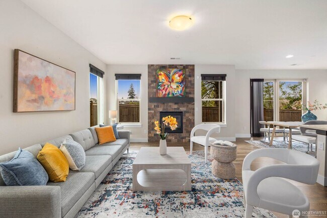 Foto del edificio - Modern Lynnwood Home with Flexible Bonus Space and Fenced Backyard