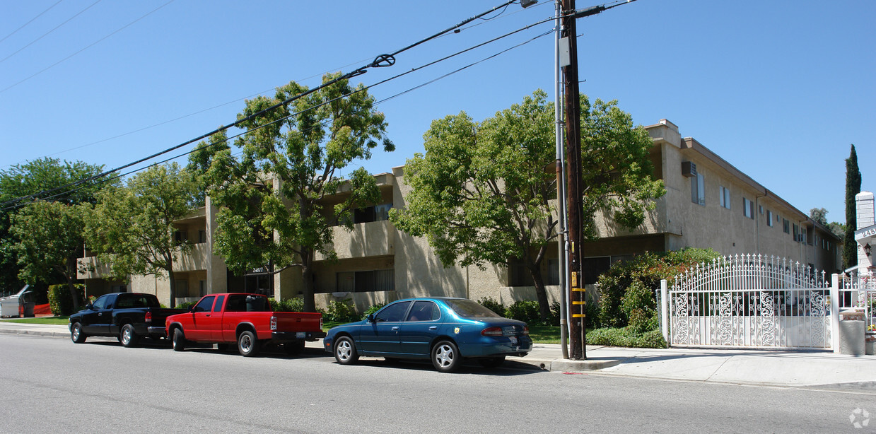 Building Photo - Golden Oaks Apartments