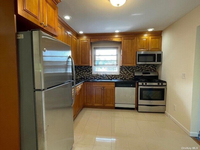 Foto del edificio - 107 Searingtown Rd