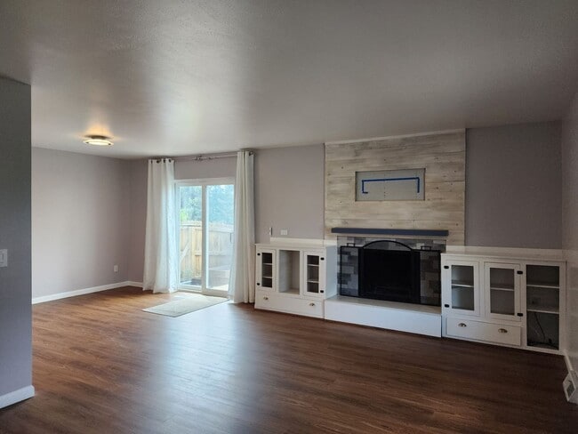 Building Photo - Updated 3 Bed Condo in great area!