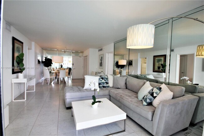 Foto del edificio - 5151 Collins Ave