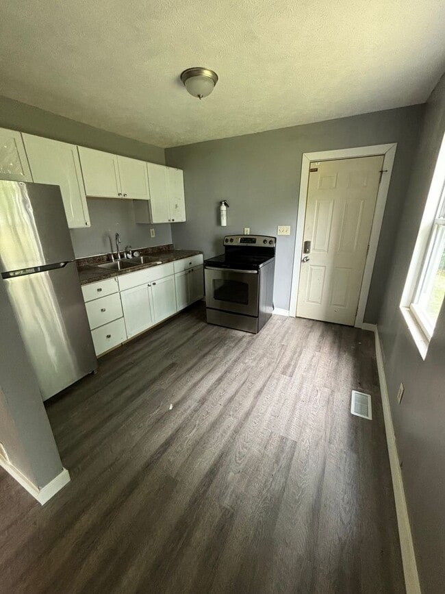 Building Photo - 2 bedroom townhome