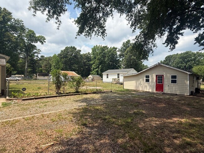 Foto del edificio - 2-bedroom 1 bathroom Cottage on a large lot with 2 large storage building on site