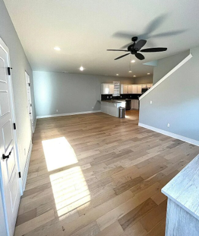 Foto del edificio - 3 Bed, 2.5 Bath Two-Story Home with Granit...