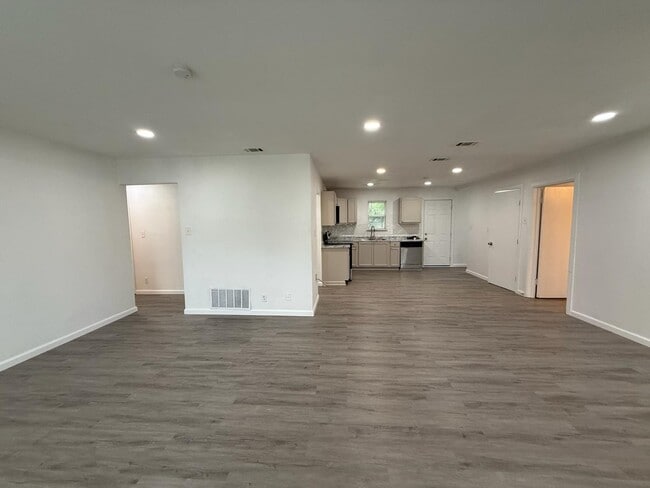 Building Photo - 319 Woodard Ave