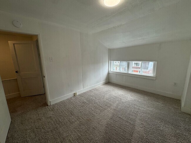 Building Photo - 211 Reifert St