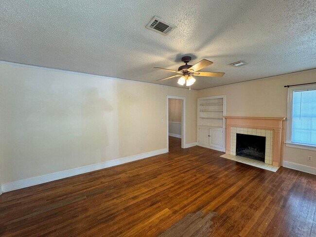 Building Photo - Charming Bungalow