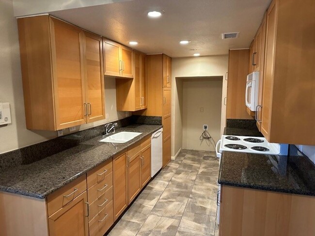 Building Photo - Fashion Knolls: Lower 3 Bedroom 2 Bath Condo,
