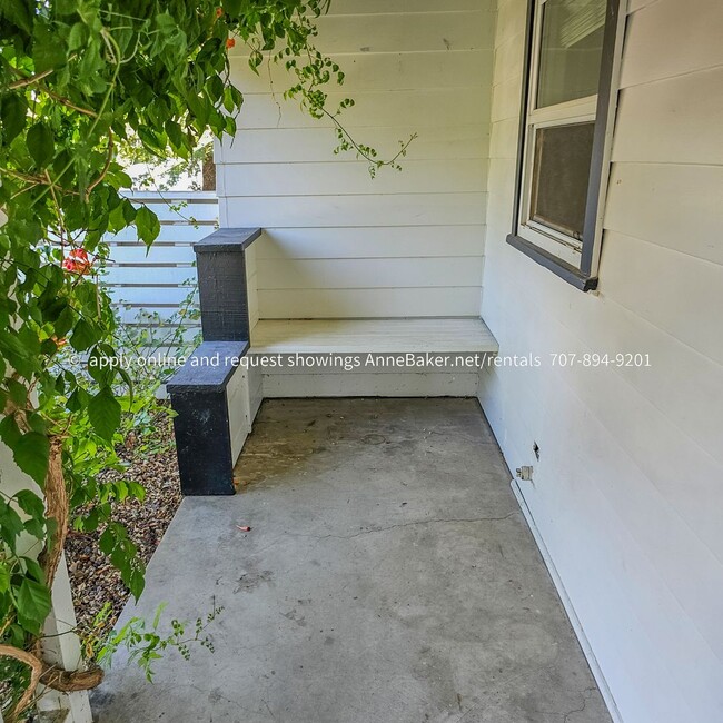 Building Photo - Downtown 2 Bedroom Duplex with Personal Yard