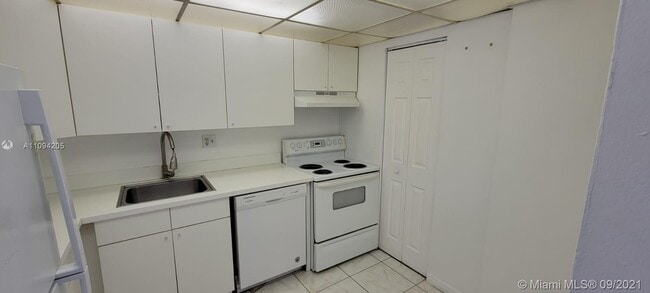 Building Photo - 7910 Colony Cir N