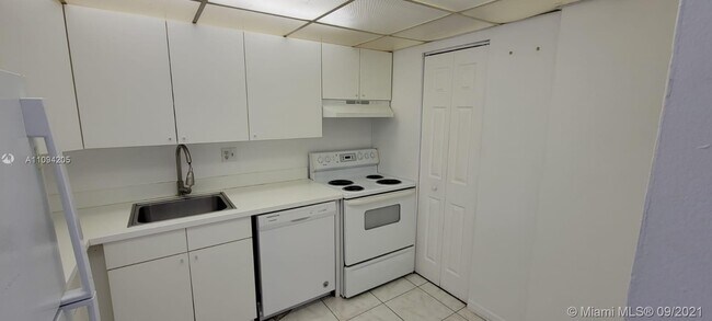Foto del edificio - 7910 Colony Cir N