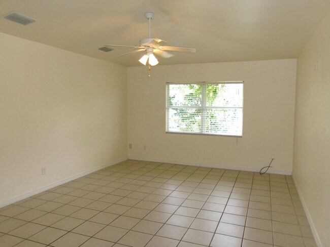 Foto del edificio - Reduced! Avail Now-Lehigh Acres Duplex