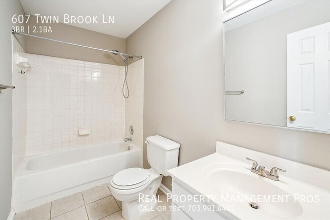 Building Photo - 607 Twin Brook Ln