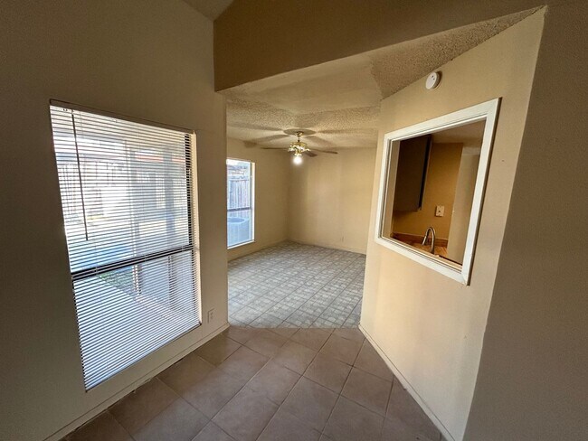 Foto del edificio - APPLICATION RECEIVED - AVAILABLE NOW! 2- S...