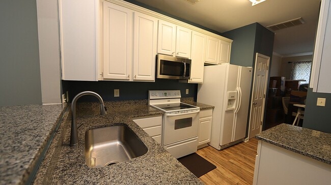 Building Photo - Cozy 2-Bedroom NW Raleigh Townhome just of...