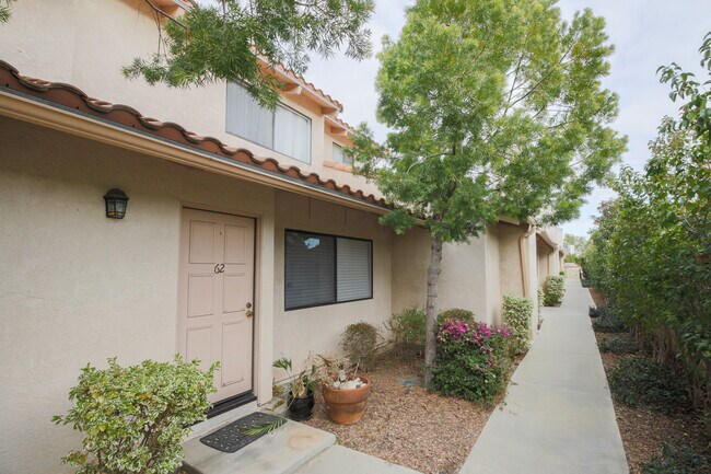 Foto del edificio - Beautiful Tri-Level 2BD + BONUS ROOM 3BA Townhome in Ranch Los Charcos!