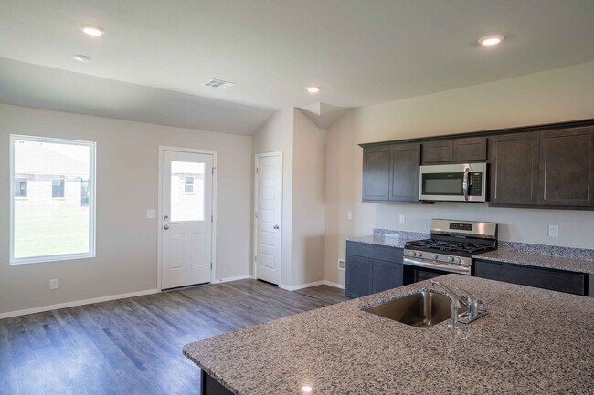 Foto del edificio - 4 Bed 2 Bath - New Construction!