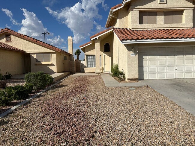Foto del edificio - Spacious 3 bed, 2 bath, 2 car garage, 2 st...