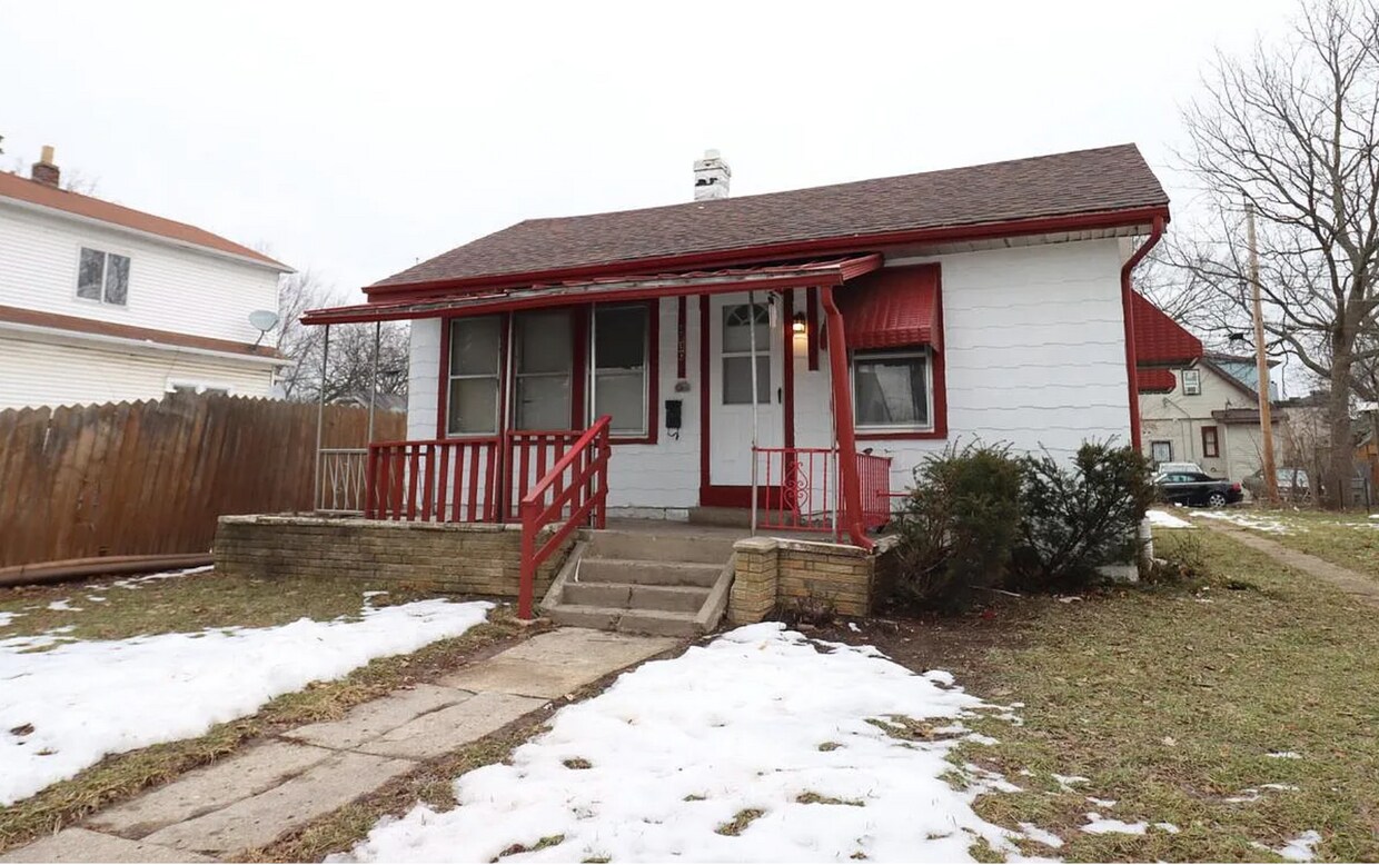 Foto principal - Updated Quaint Single Family Home Availabl...