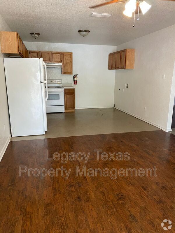 Building Photo - 404 N Anglin St
