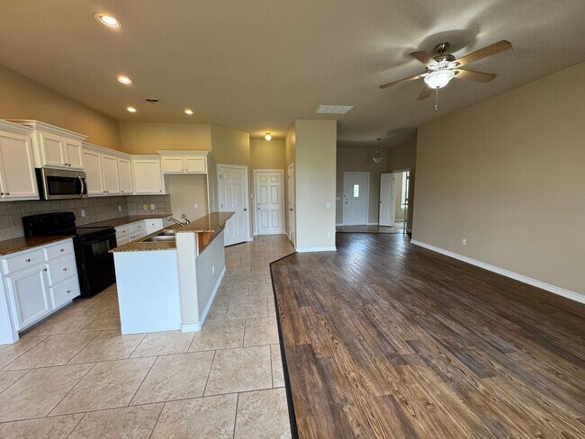 Building Photo - 4 Bedroom in Edmond