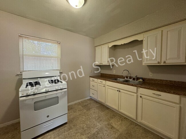 Building Photo - JUST REDUCED!  2 Bedroom House with Large ...
