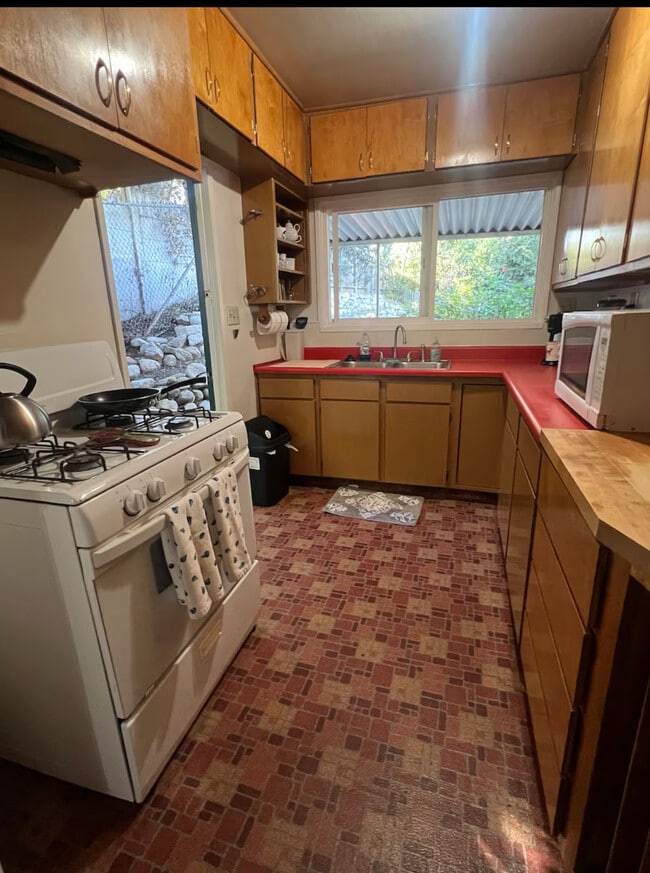 Kitchen overlooking backyard. - 965 Jane Pl