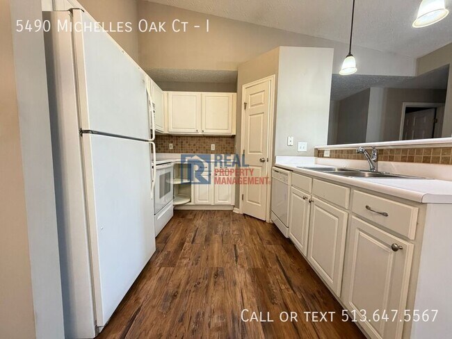 Foto del edificio - 5490 Michelles Oak Ct