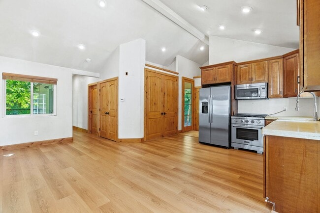 Building Photo - Stunning Fully Renovated 2 Bedroom, 1 Bath...